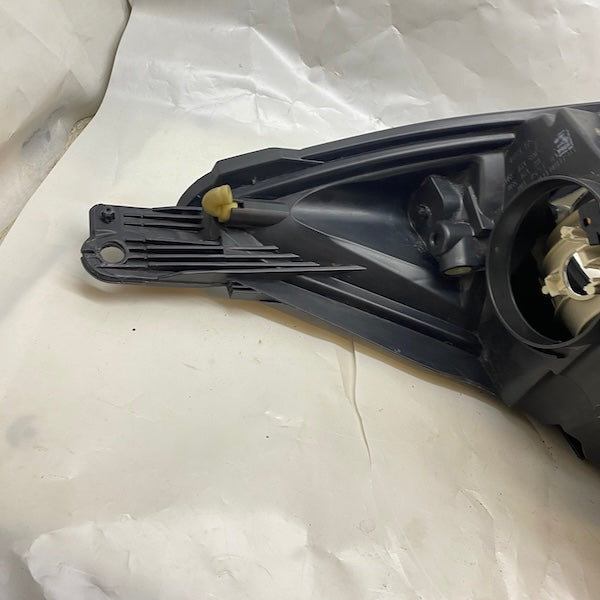 Ford Focus Sağ Far F1EB-13W029-PD Siyah Zemin En Uygun Oto Parça