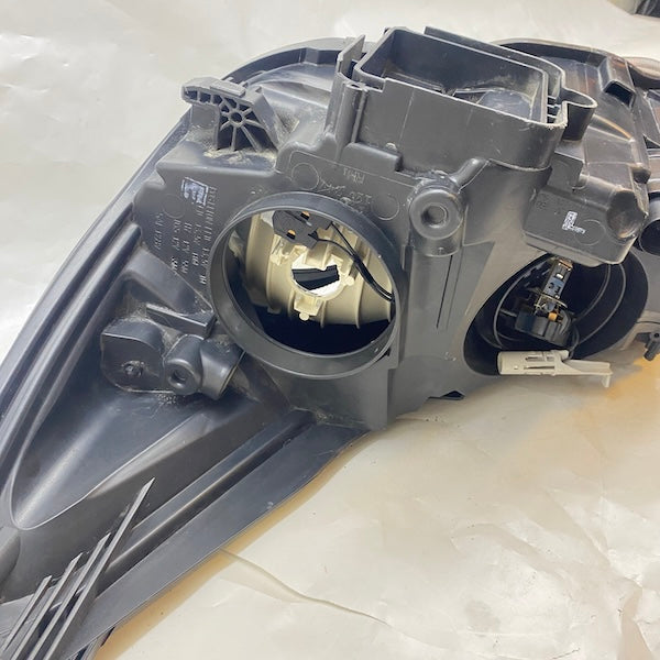 Ford Focus Sağ Far F1EB-13W029-PD Siyah Zemin En Uygun Oto Parça