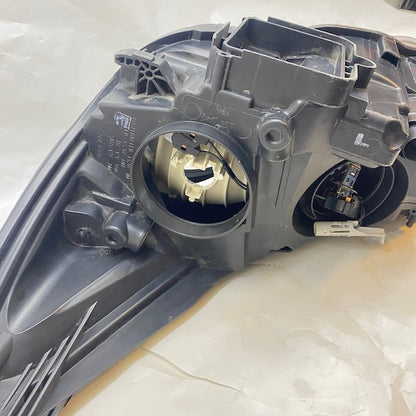 Ford Focus Sağ Far F1EB-13W029-PD Siyah Zemin En Uygun Oto Parça