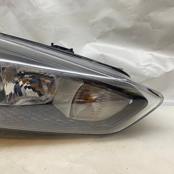 Ford Focus Sağ Far F1EB-13W029-PD Siyah Zemin En Uygun Oto Parça