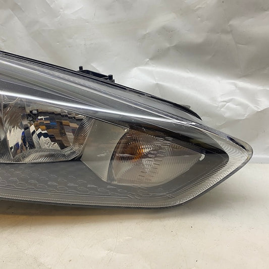 Ford Focus Sağ Far F1EB-13W029-PD Siyah Zemin En Uygun Oto Parça