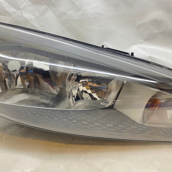 Ford Focus Sağ Far F1EB-13W029-PD Siyah Zemin En Uygun Oto Parça