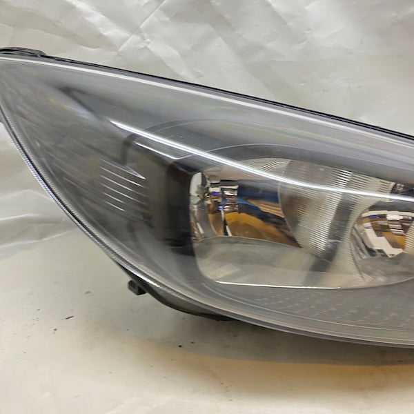 Ford Focus Sağ Far F1EB-13W029-PD Siyah Zemin En Uygun Oto Parça