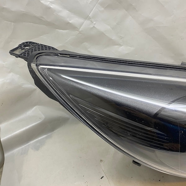 Ford Focus Sağ Far F1EB-13W029-PD Siyah Zemin En Uygun Oto Parça