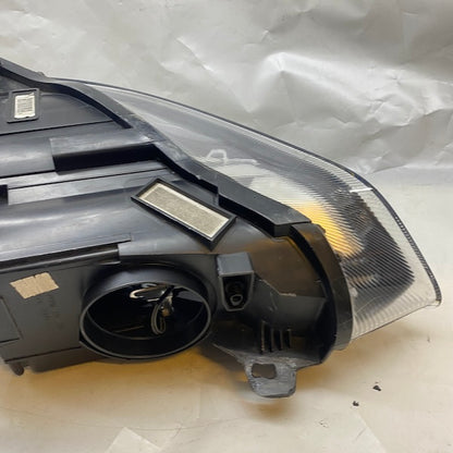 Ford Focus Sağ Far F1EB-13W029-PD Siyah Zemin En Uygun Oto Parça