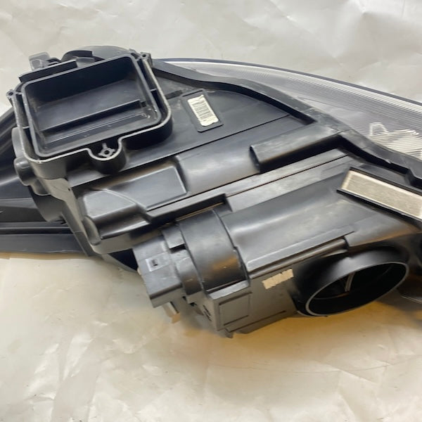 Ford Focus Sağ Far F1EB-13W029-PD Siyah Zemin En Uygun Oto Parça