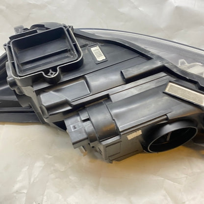 Ford Focus Sağ Far F1EB-13W029-PD Siyah Zemin En Uygun Oto Parça