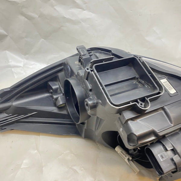 Ford Focus Sağ Far F1EB-13W029-PD Siyah Zemin En Uygun Oto Parça