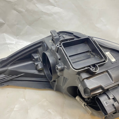 Ford Focus Sağ Far F1EB-13W029-PD Siyah Zemin En Uygun Oto Parça