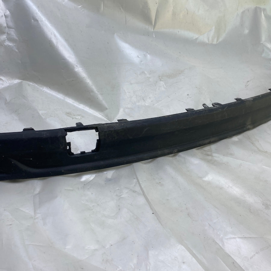 Orijinal çıkma Ford Mondeo arka tampon süs çıtası – sağlam plastik parça.