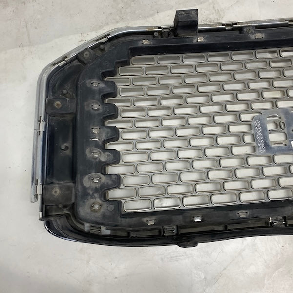 GMC Yukon Denali Ön Panjur 22936420 Orijinal Çıkma En Uygun Oto Parça