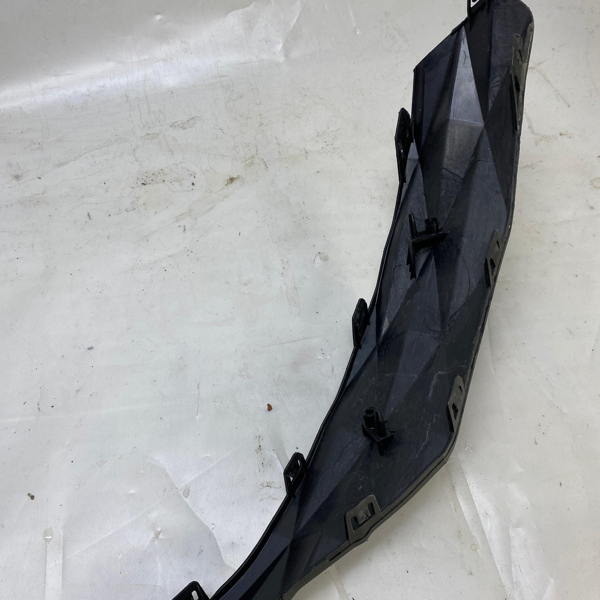 Hyundai Tucson arka tampon dekor çıtası – 86696-7000 parça kodlu çıkma ürün.