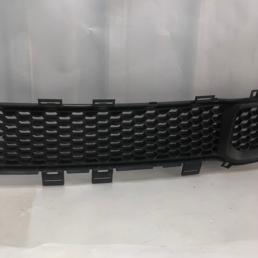 Jeep Cherokee Ön Tampon Orta Izgara Radarlı 68203217AA - En Uygun Oto Parça