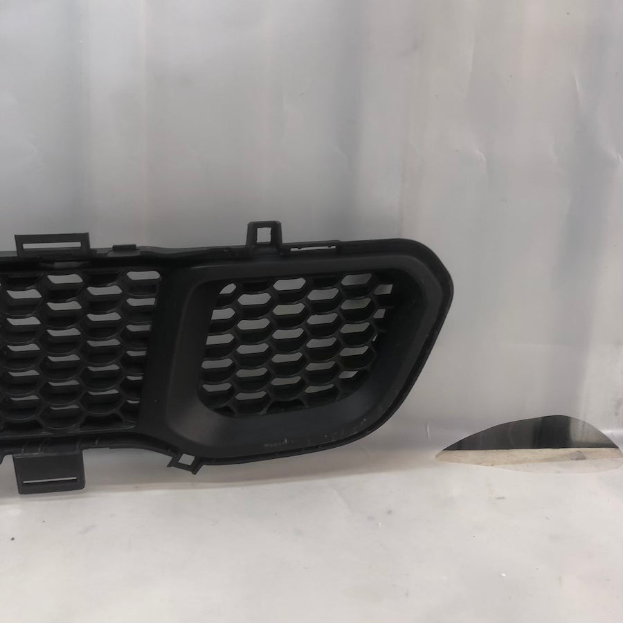 Jeep Cherokee Ön Tampon Orta Izgara Radarlı 68203217AA - En Uygun Oto Parça