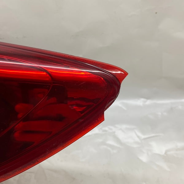 Mazda 2 Sağ Stop Lambası (Köşesi Kırık) Orijinal