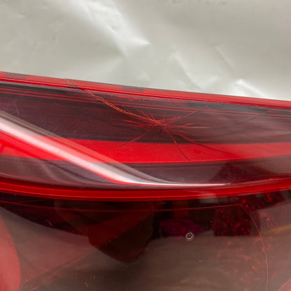 Mazda 3 Sedan Sağ Dış Stop Lambası (Çatlak Mevcut) Orijinal