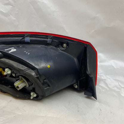 Mazda 3 Sedan Sağ Dış Stop Lambası (Çatlak Mevcut) Orijinal