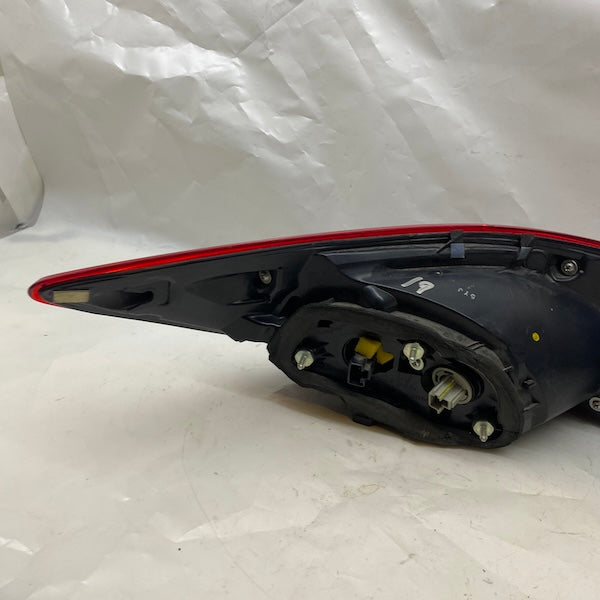 Mazda 3 Sedan Sağ Dış Stop Lambası (Çatlak Mevcut) Orijinal