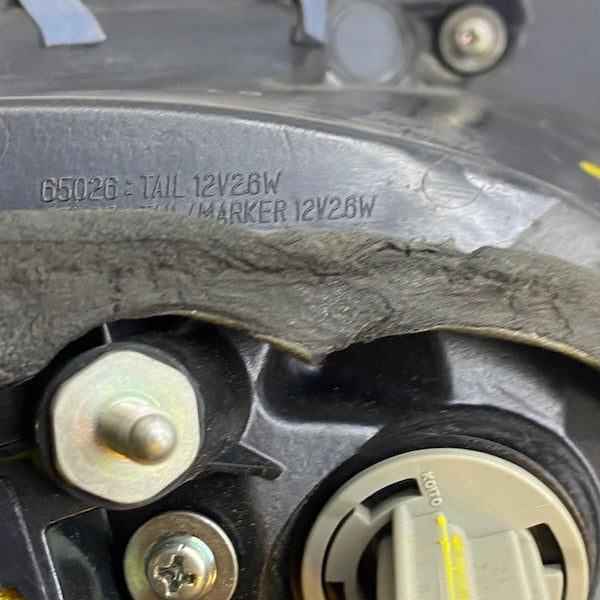 Mazda 3 Sedan Sağ Dış Stop Lambası (Çatlak Mevcut) Orijinal
