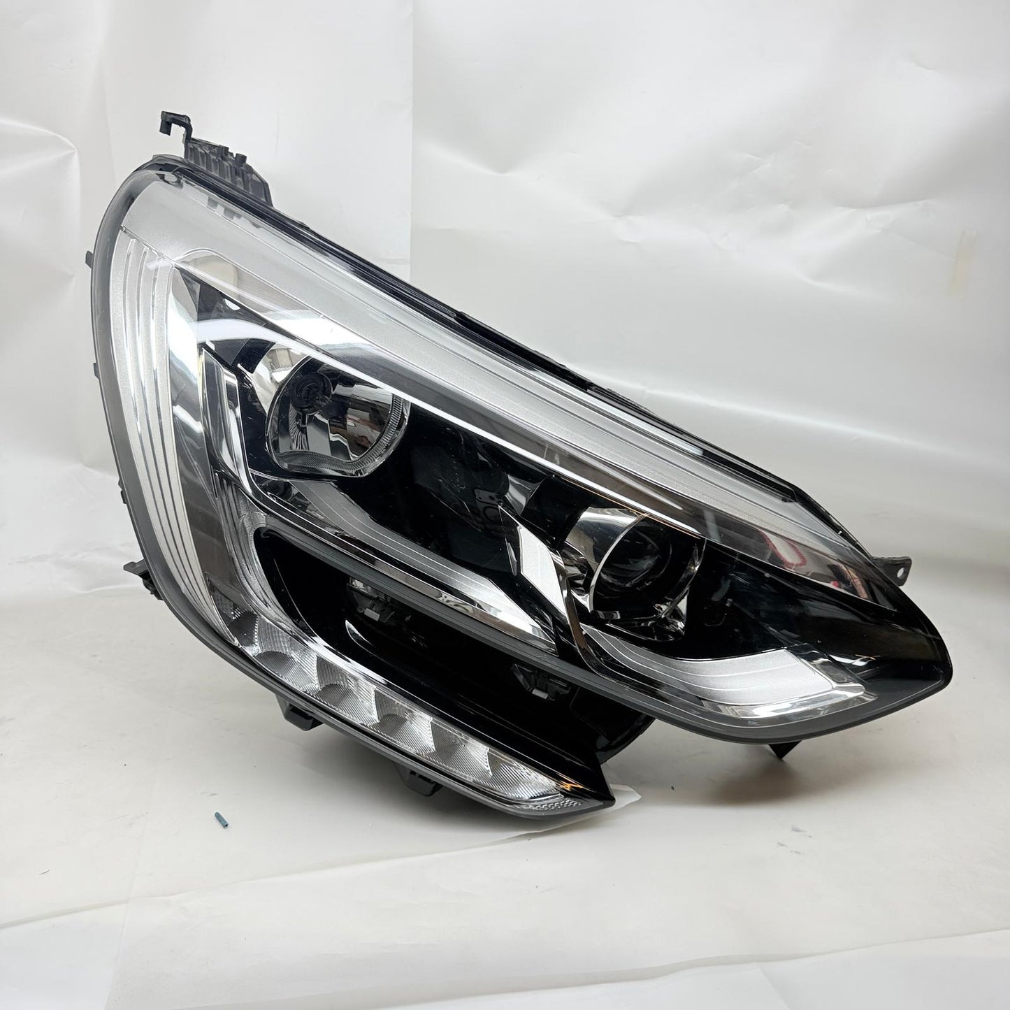 Renault Megane 4 Sağ Far 260102357R 2020-2024 Krom