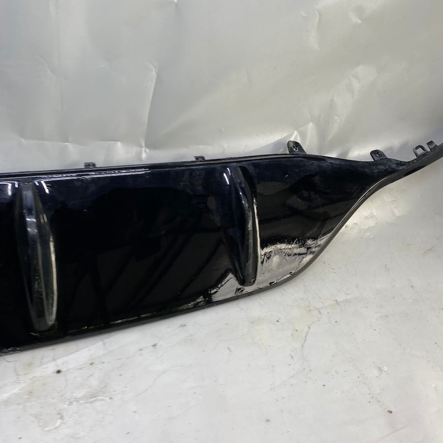 Mercedes W205 AMG arka tampon alt parça – A2058857338 referans numaralı çıkma.