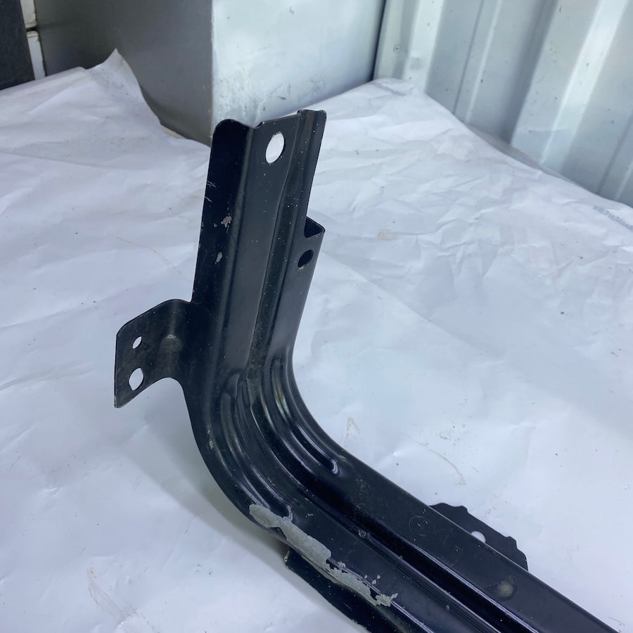 A4478800403 kodlu Mercedes Vito W447 orijinal çıkma radyatör alt sac parçası, kullanılmış ve sağlam durumda.
