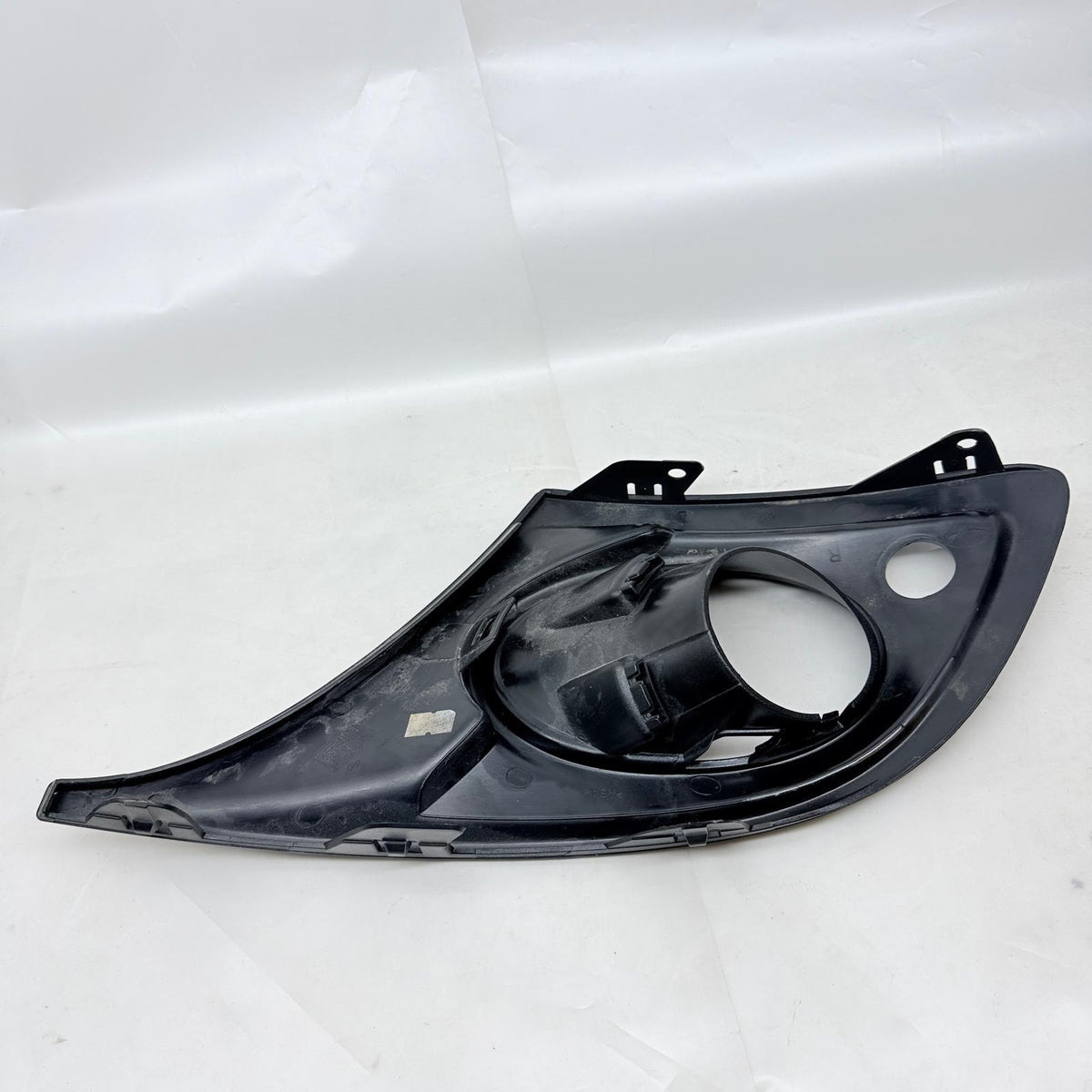 Renault Megane 3 Sağ Sis Far Çerçevesi Delikli 623836295R En Uygun Oto Parça