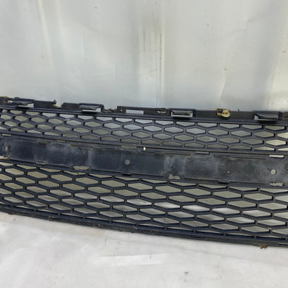 Orijinal çıkma Range Rover Evoque L538 orta ızgara – sağlam ve şık ön tampon parçası.