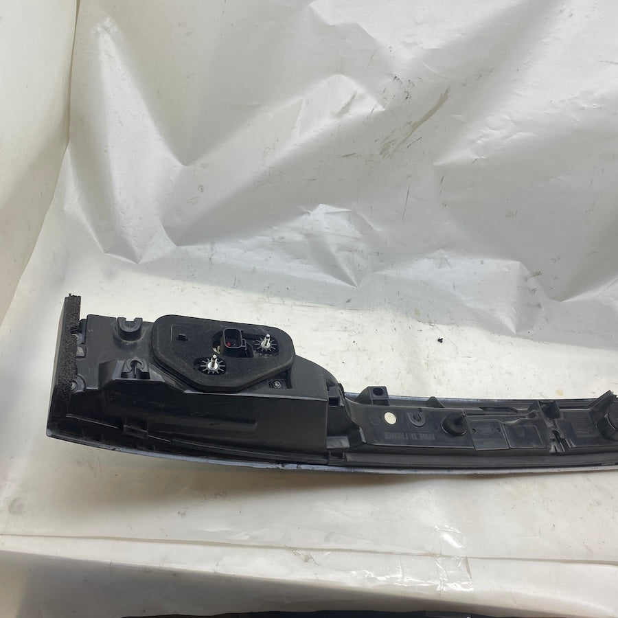 Range Rover Velar L560 Bagaj Stopu  38A2-13192-A6