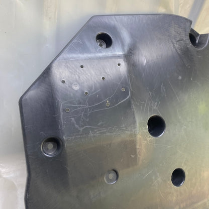 Orijinal sıfır Renault Clio 5 karter muhafazası – dayanıklı plastik koruma.