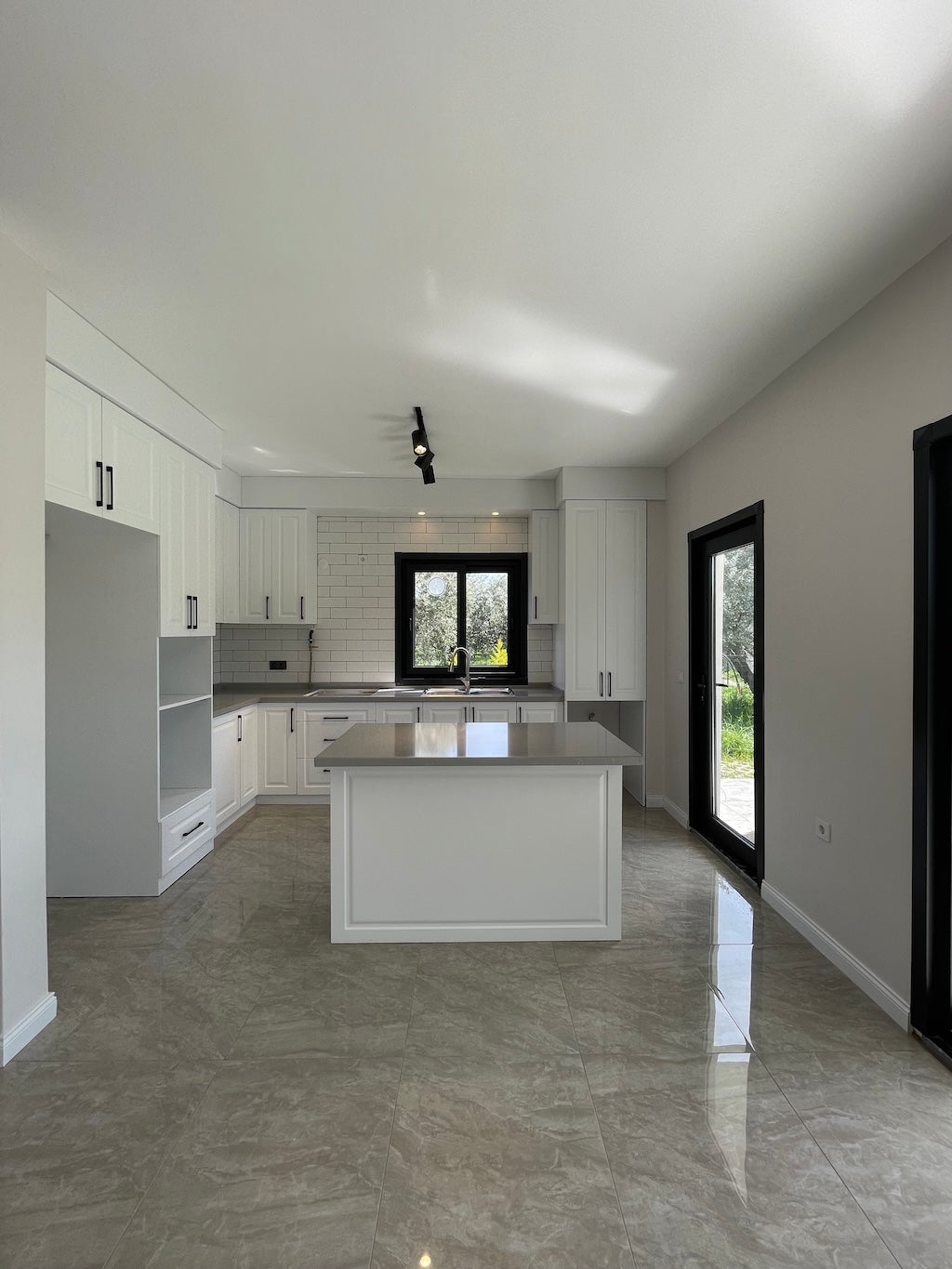 Yerden ısıtmalı salon – sıfır müstakil villa iç mekan