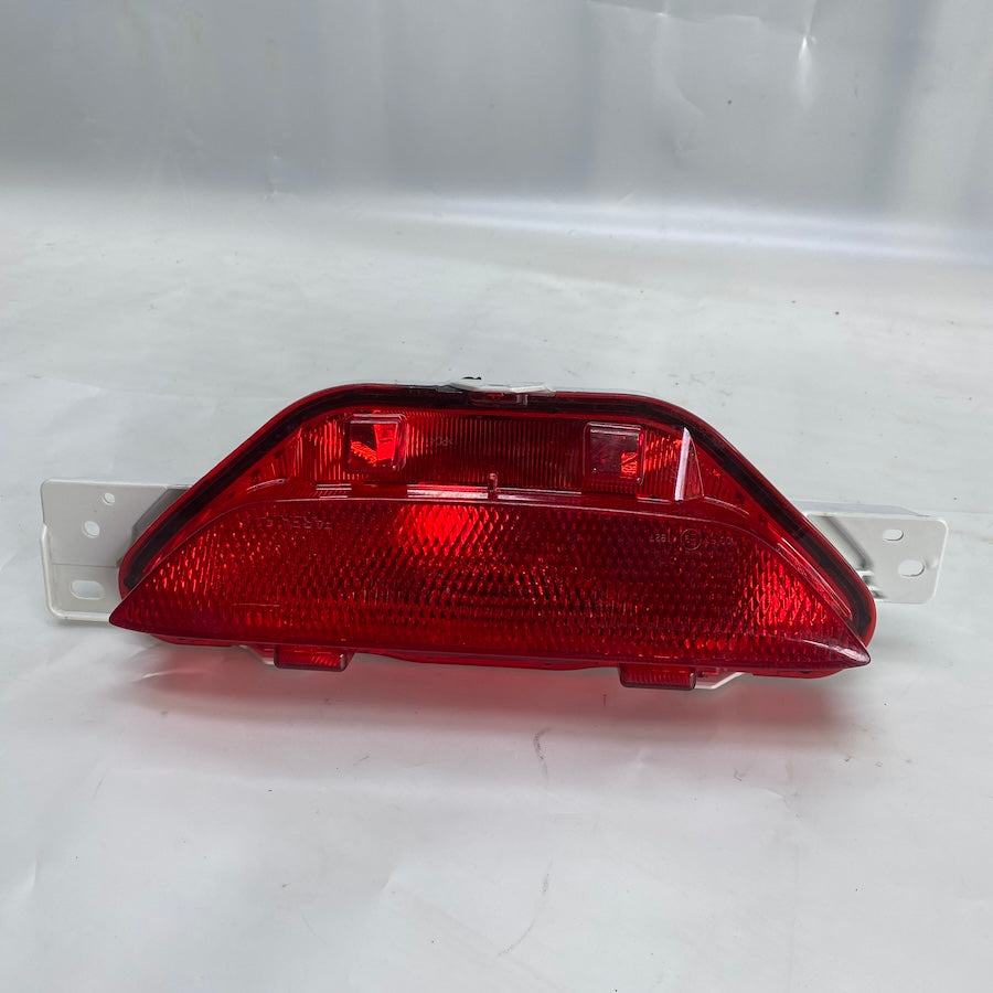 Toyota CHR Arka Tampon Orta Reflektör 81380-F4010-00 - En Uygun Oto Parça
