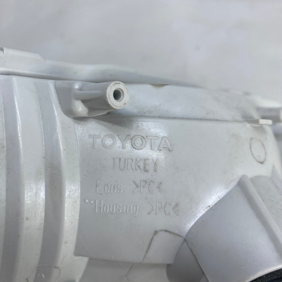 Toyota CHR Arka Tampon Orta Reflektör 81380-F4010-00 - En Uygun Oto Parça