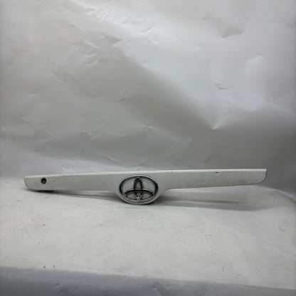 Toyota Corolla Bagaj Çıtası / Bagaj Açma Butonu 76801-02150 - En Uygun Oto Parça