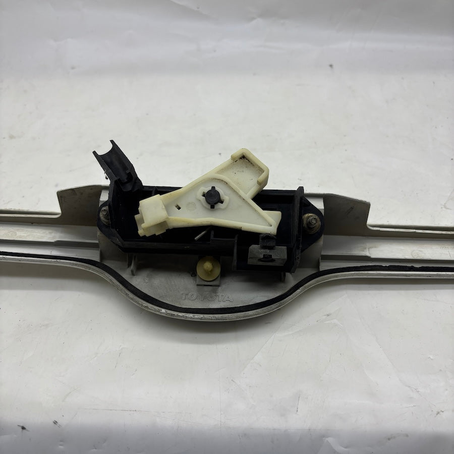 Toyota Corolla Bagaj Çıtası / Bagaj Açma Butonu 76801-02150 - En Uygun Oto Parça