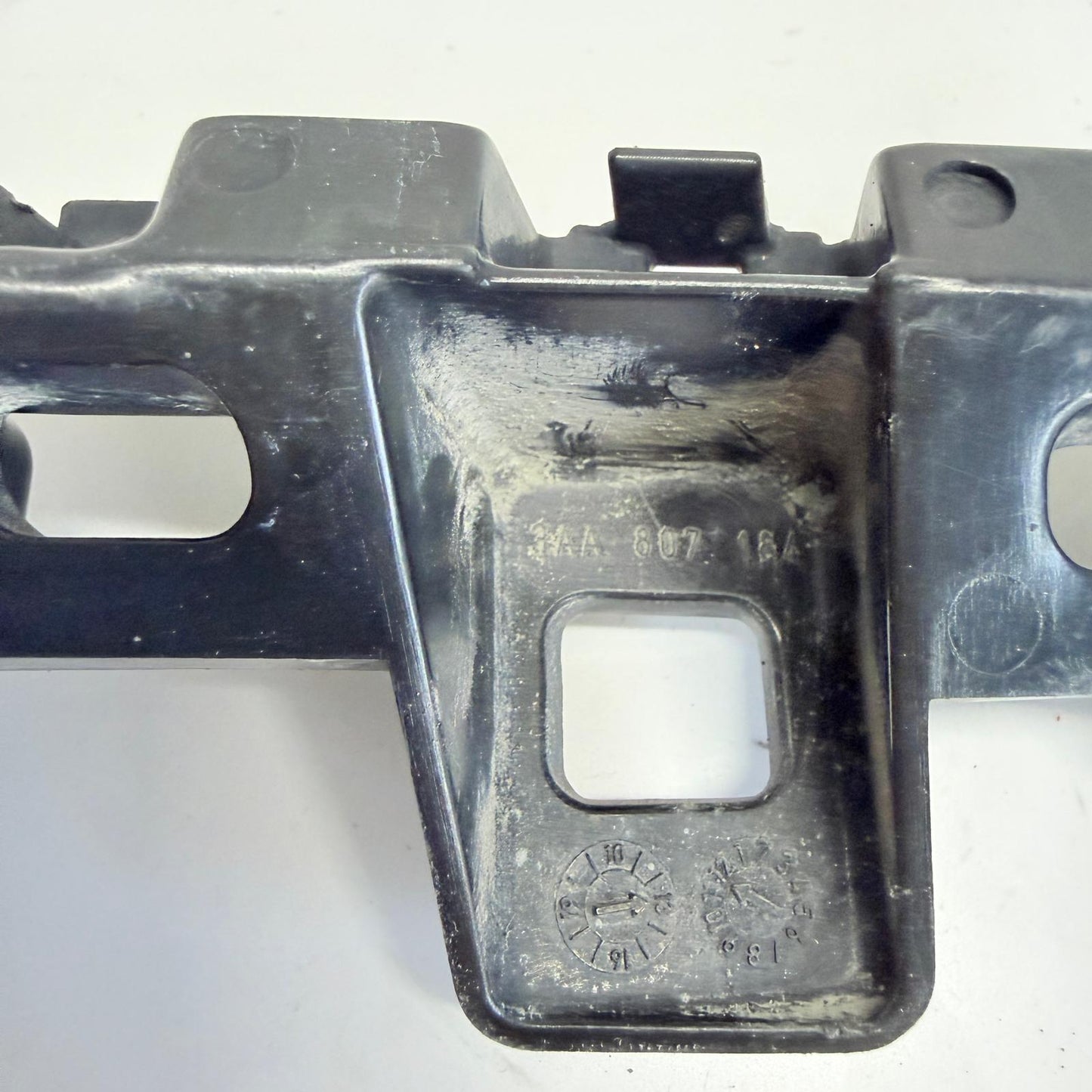Volkswagen Passat B7 On Tampon Braketi Sag 3AA807184 En Uygun Oto Parca