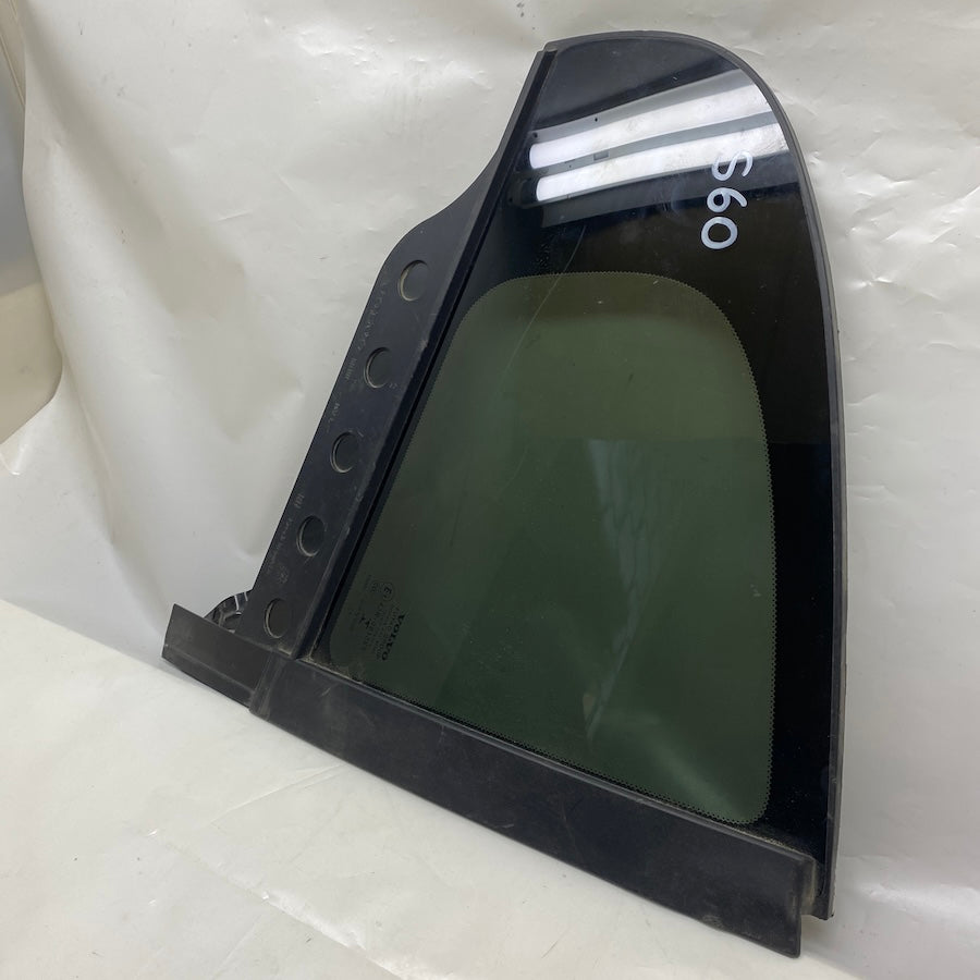 VOLVO S60 Arka Sağ Kelebek Camı 471630c