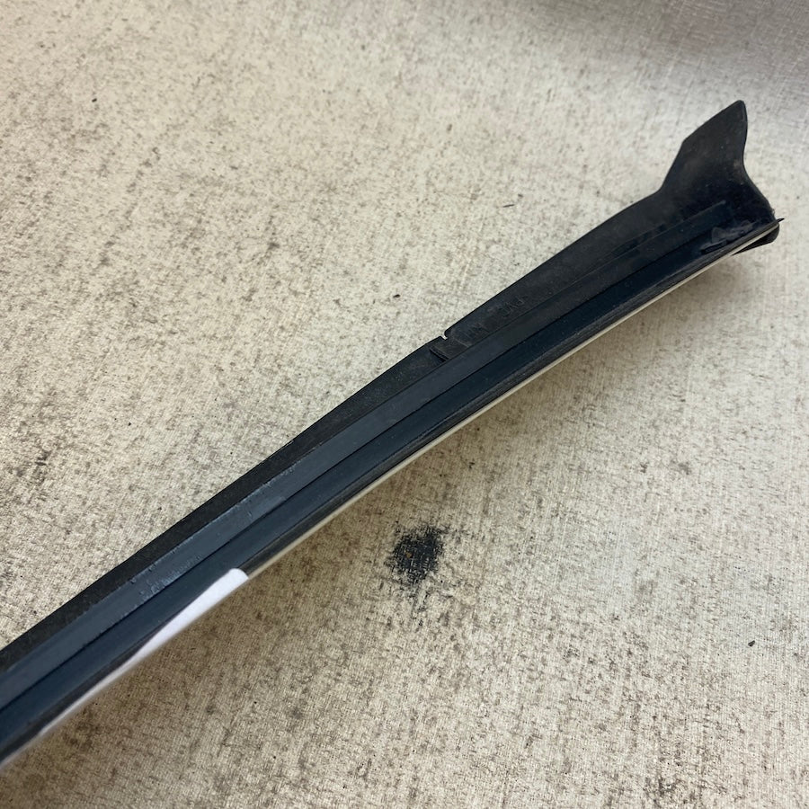 VOLVO S60 Ön Cam Çıtası Sağ 39992657