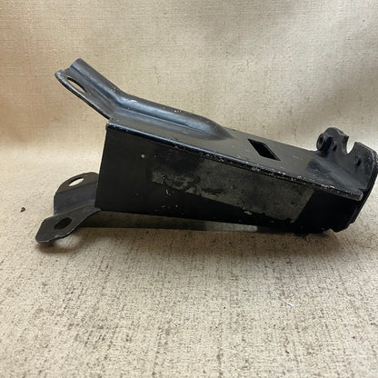 VOLVO S80 Radyatör Alt Braketi 31274500