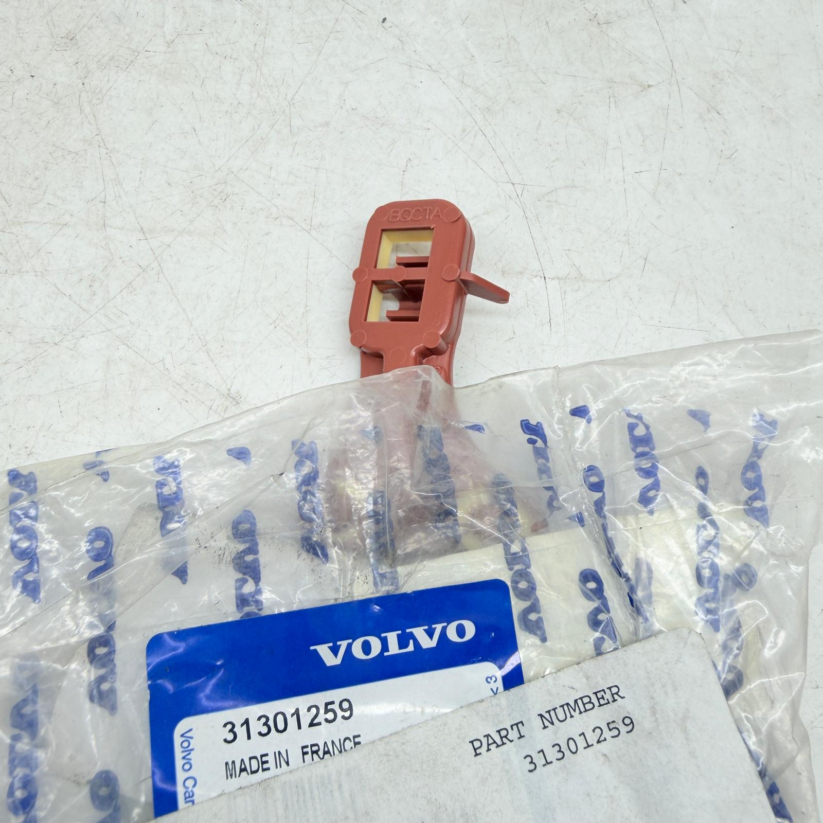 Volvo V40 Ön Çamurluk Sol Ara Parça 31301259 En Uygun Oto Parça