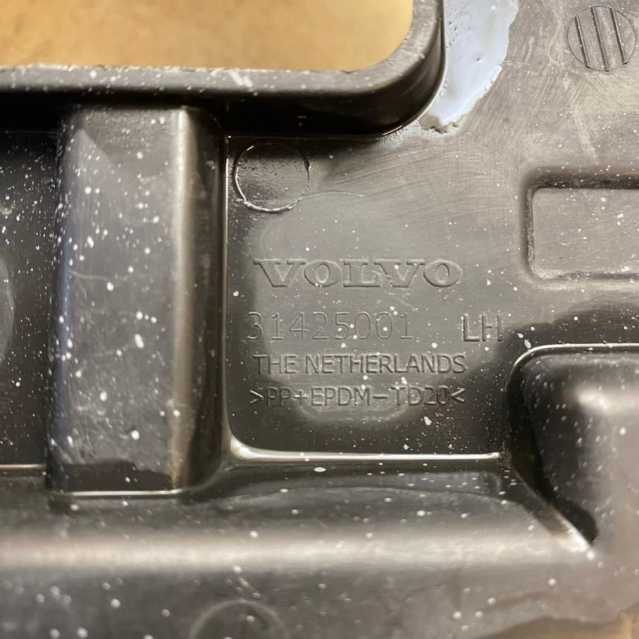 VOLVO V40 Ön Tampon Braketi 31425001