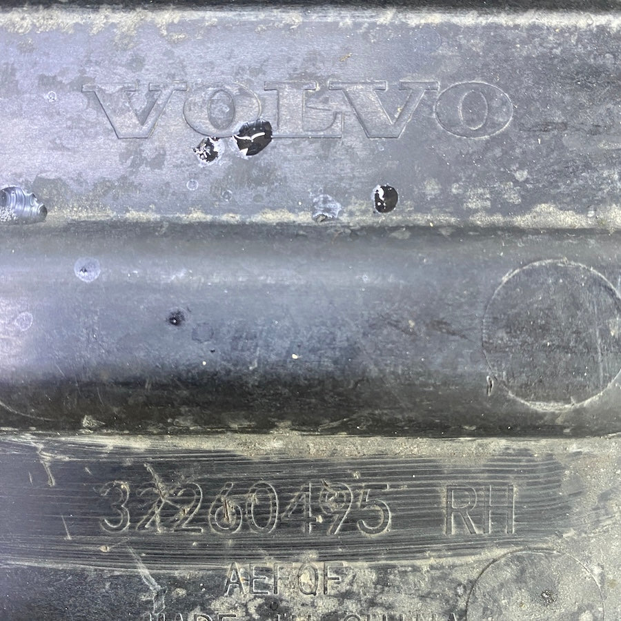 VOLVO XC60 Ön Sağ Alt Muhafaza 32260494 2017-2025