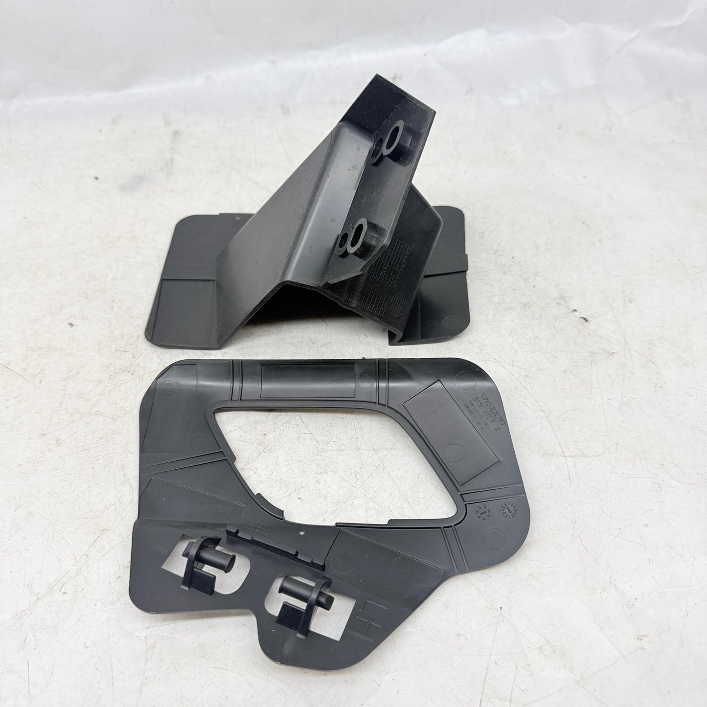 Volvo XC60 Sol Far Yıkama Kapak Braketi 31323771 En Uygun Oto Parça