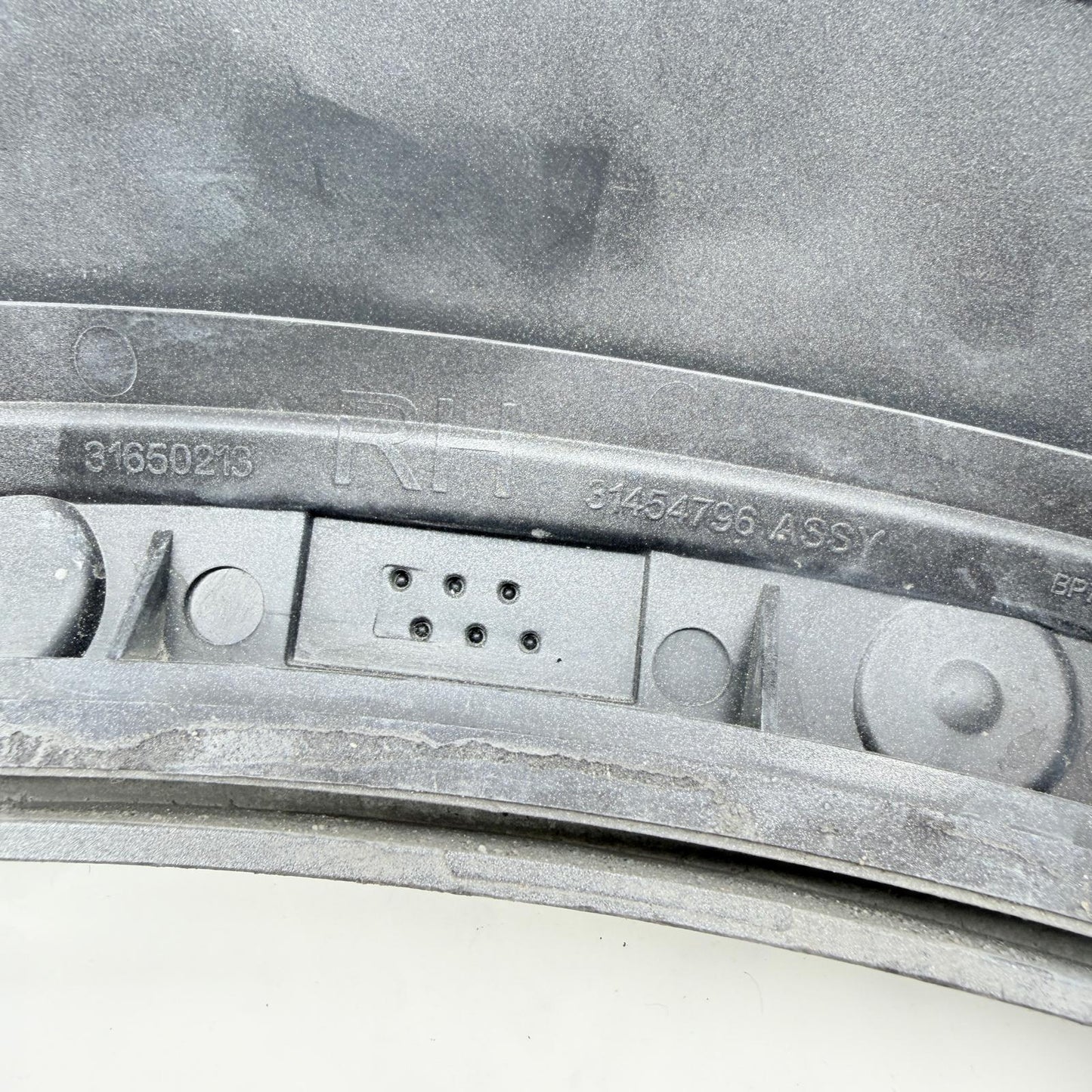Volvo XC60 Sağ Ön Çamurluk Dođiği Çıtası 31650213