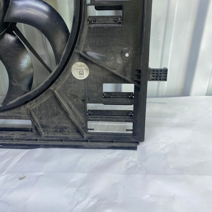 Volvo XC90 32222480 motor soğutma fanı – OEM çıkma parça, temiz ve çalışır durumda