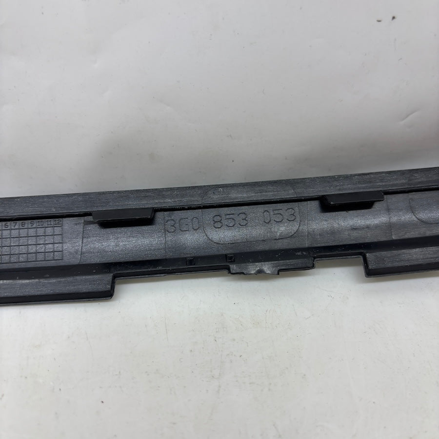 Volkswagen Passat B8 Ön Panjur Üst Çıtası 3G0853063