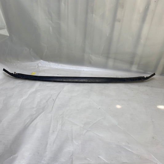 Volkswagen Passat B8 model araçlar için ön tampon alt demir orijinal çıkma parça.