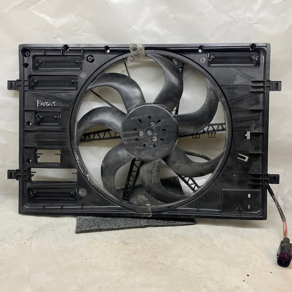 Volkswagen Passat B8,5 Radyatör Fanı 5Q0121203CD Orijinal Çıkma Takım (Fan Davlumbaz) En Uygun Oto Parça