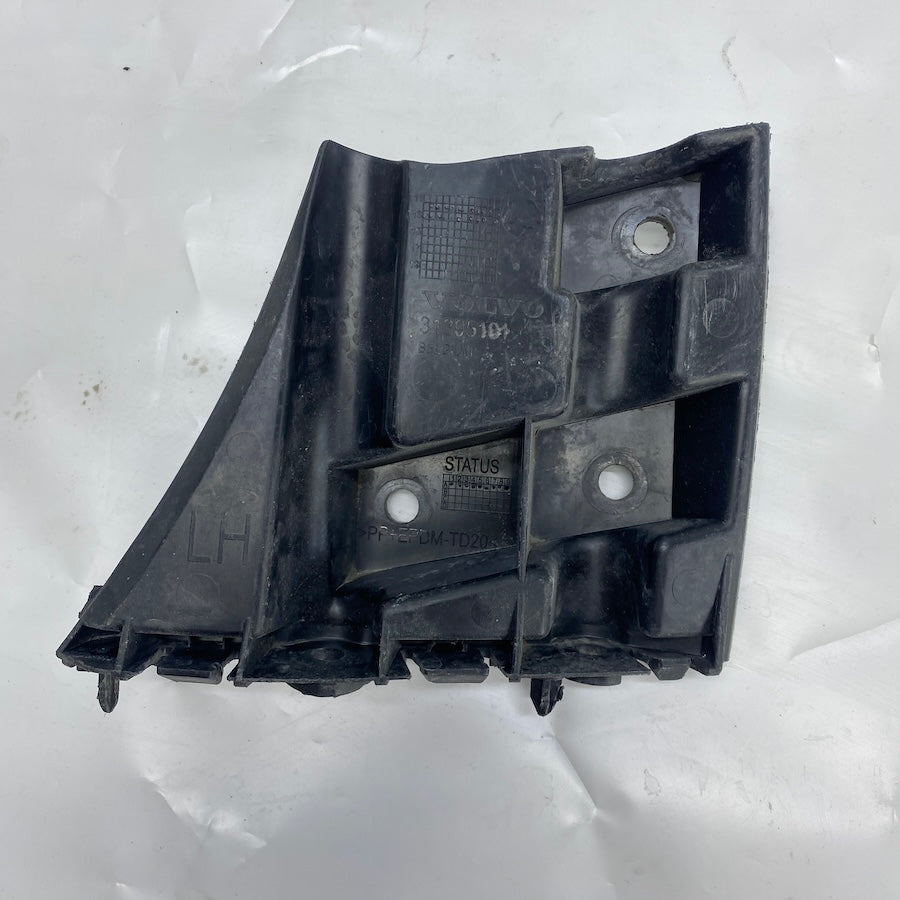 Volvo V40 Sol Ön Çamurluk Ağız Braketi 31395101 - En Uygun Oto Parça