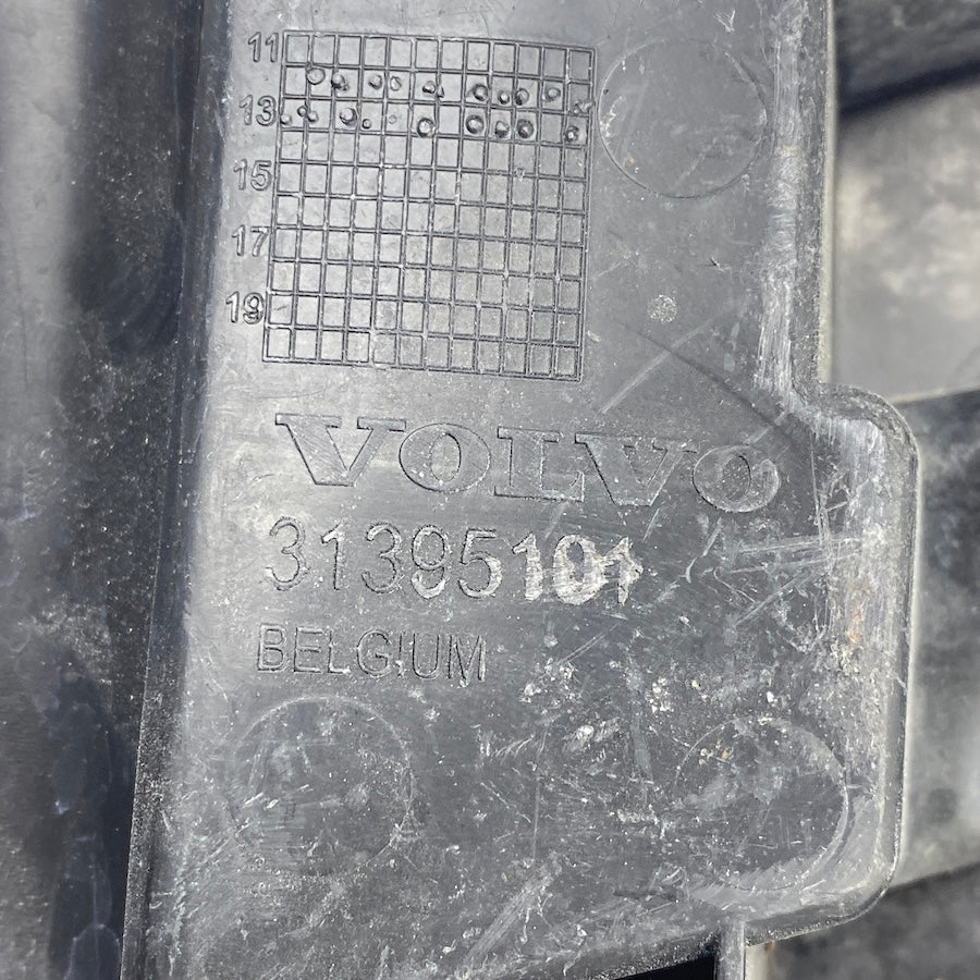 Volvo V40 Sol Ön Çamurluk Ağız Braketi 31395101 - En Uygun Oto Parça